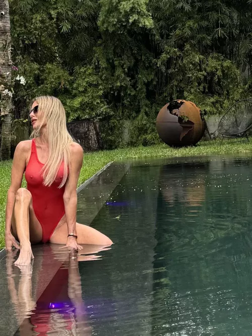 I love sexy pool days