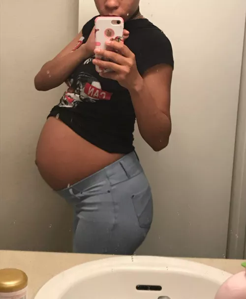 I loved going out pregnant in my non-pregnant clothes 😏🤰🏾