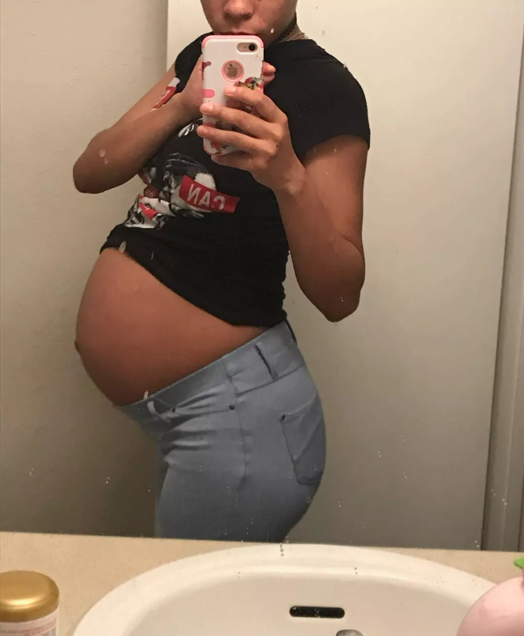 I loved going out pregnant in my non-pregnant clothes 😏🤰🏾