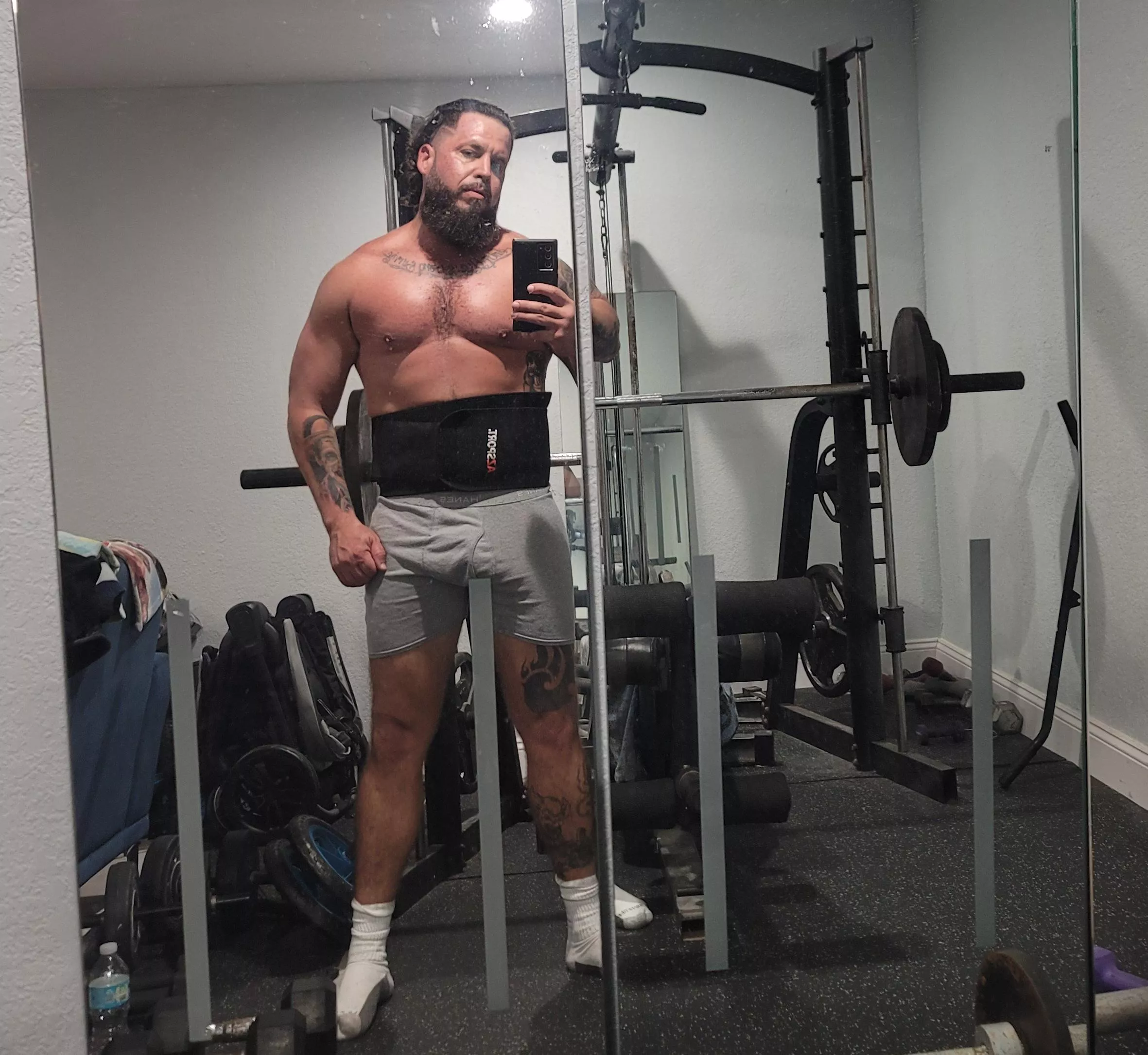 [m] Only real way to work out at home..boxers n Sox 😉