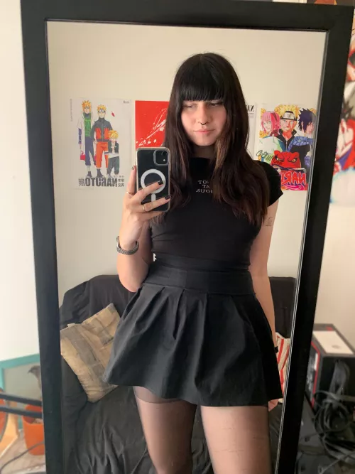 Midweek pic. Feeling cute 🖤