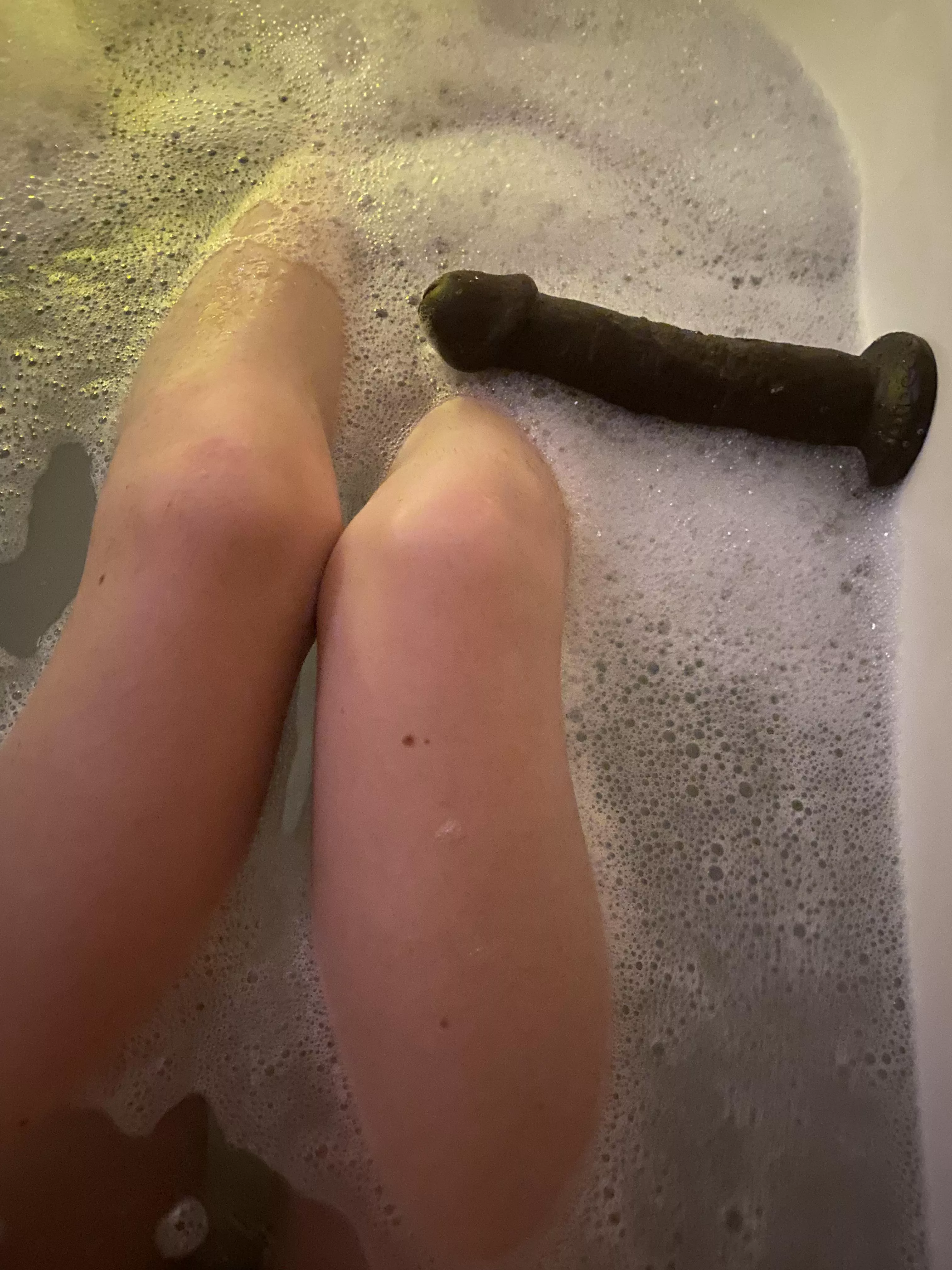 never tried fucking myself with this too big toy in the bath before ☺️