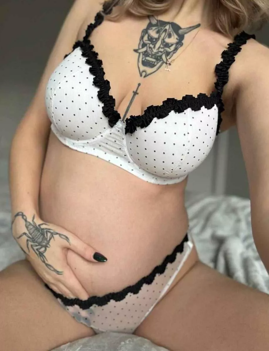 Pregnant women are still sexy