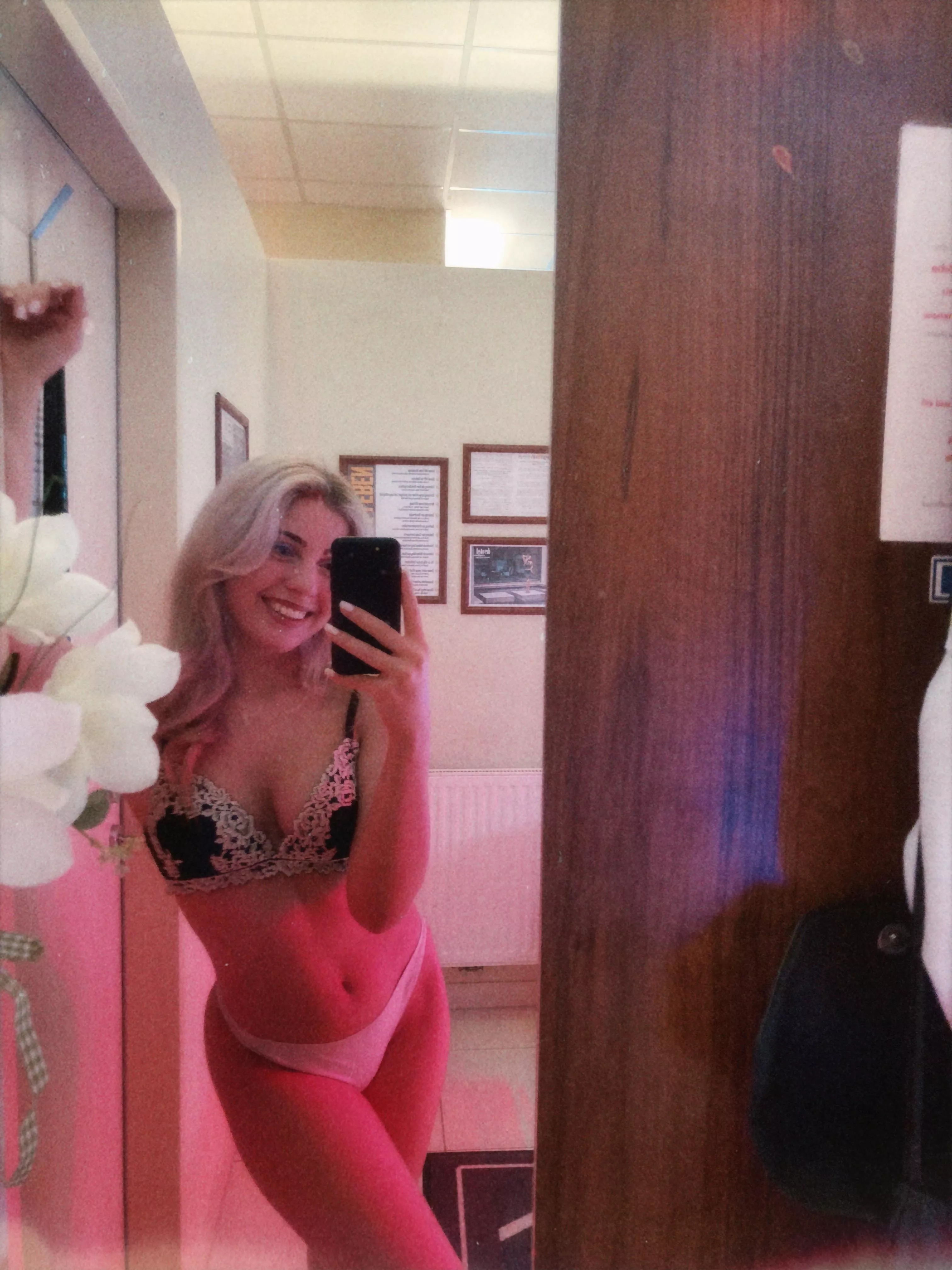 This girl in the mirror is curious if you'd smash or pass?