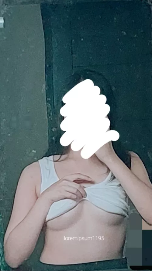 Underboobs and dirty mirror (f)