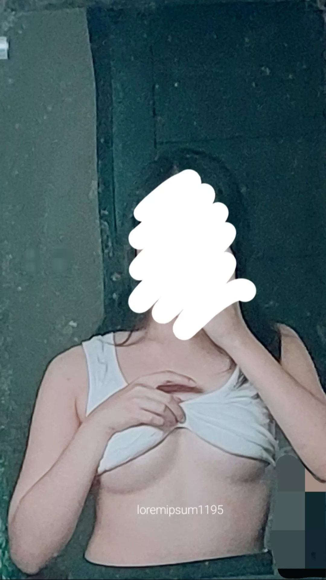 Underboobs and dirty mirror (f)