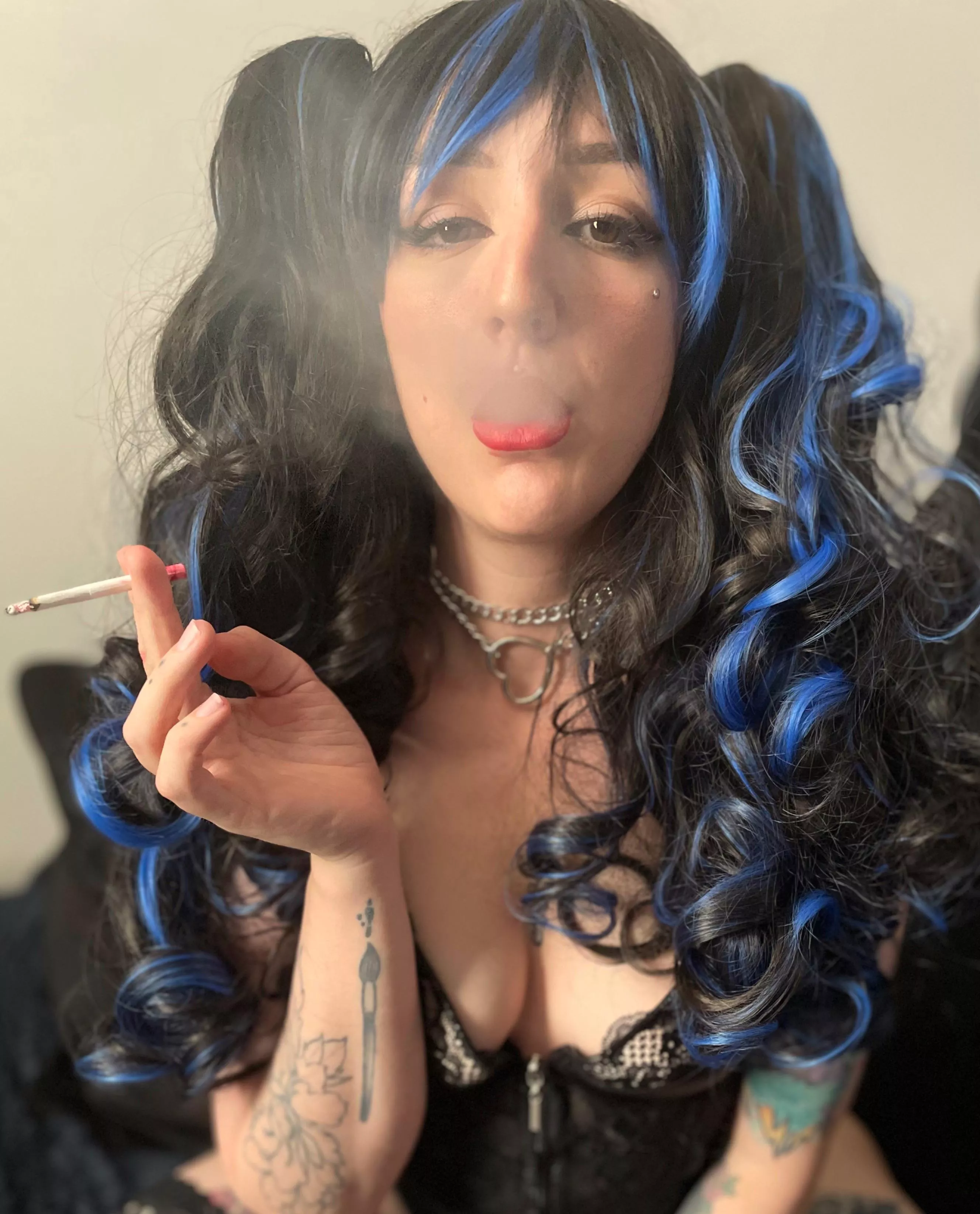 Who would love to do stuff to a smoking goth girl?..💋