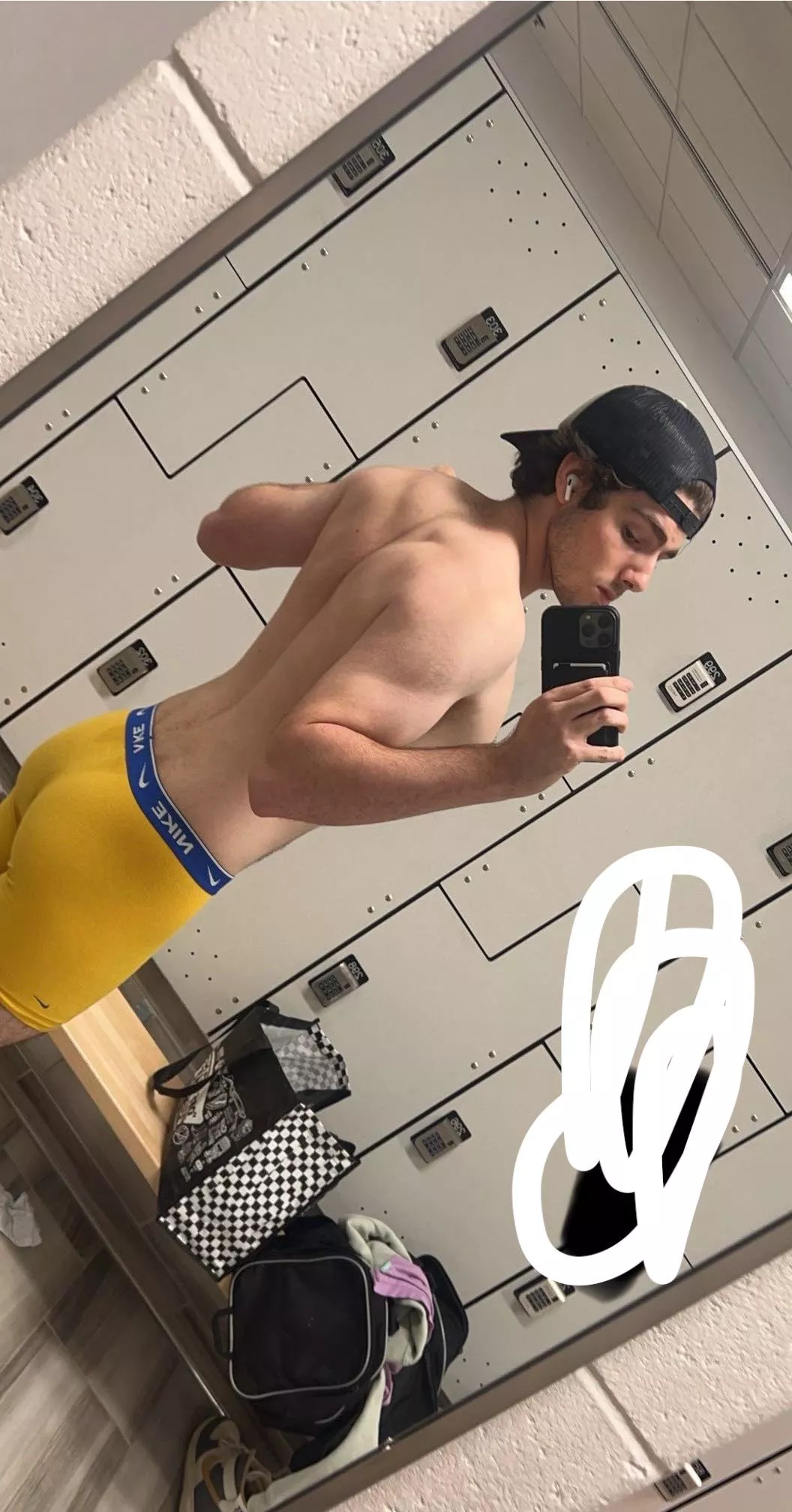 18m fit college bro looking for fit/hung similar. Dm pics for snap