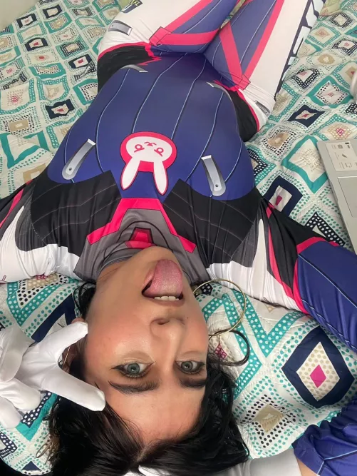 19 year old that likes cosplay and LOVES older guys!