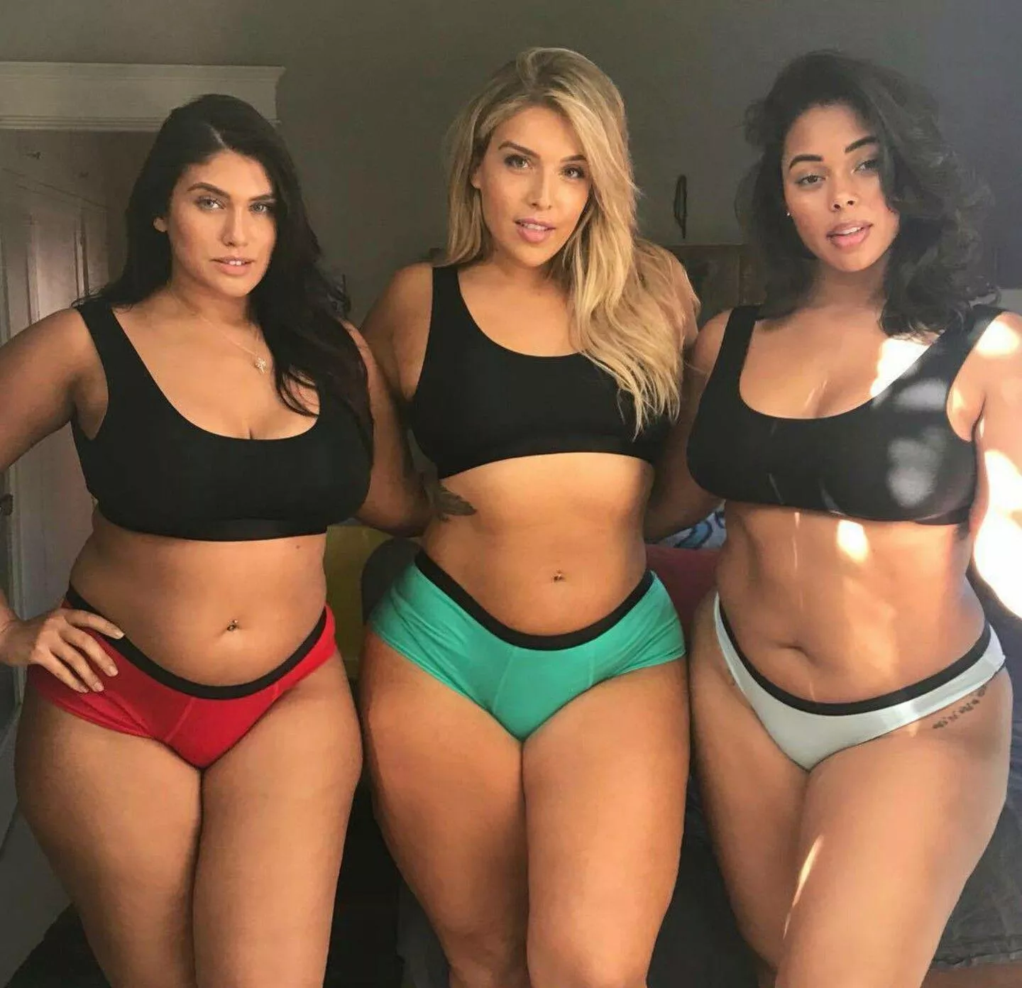 [3] Curvy women