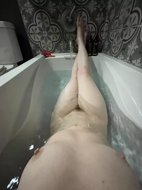 41F▪️small, natural tits… DTF?