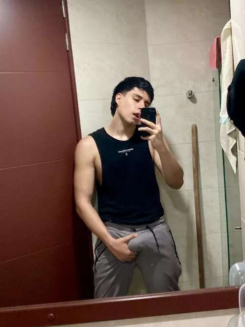 Gray sweat pants >>>