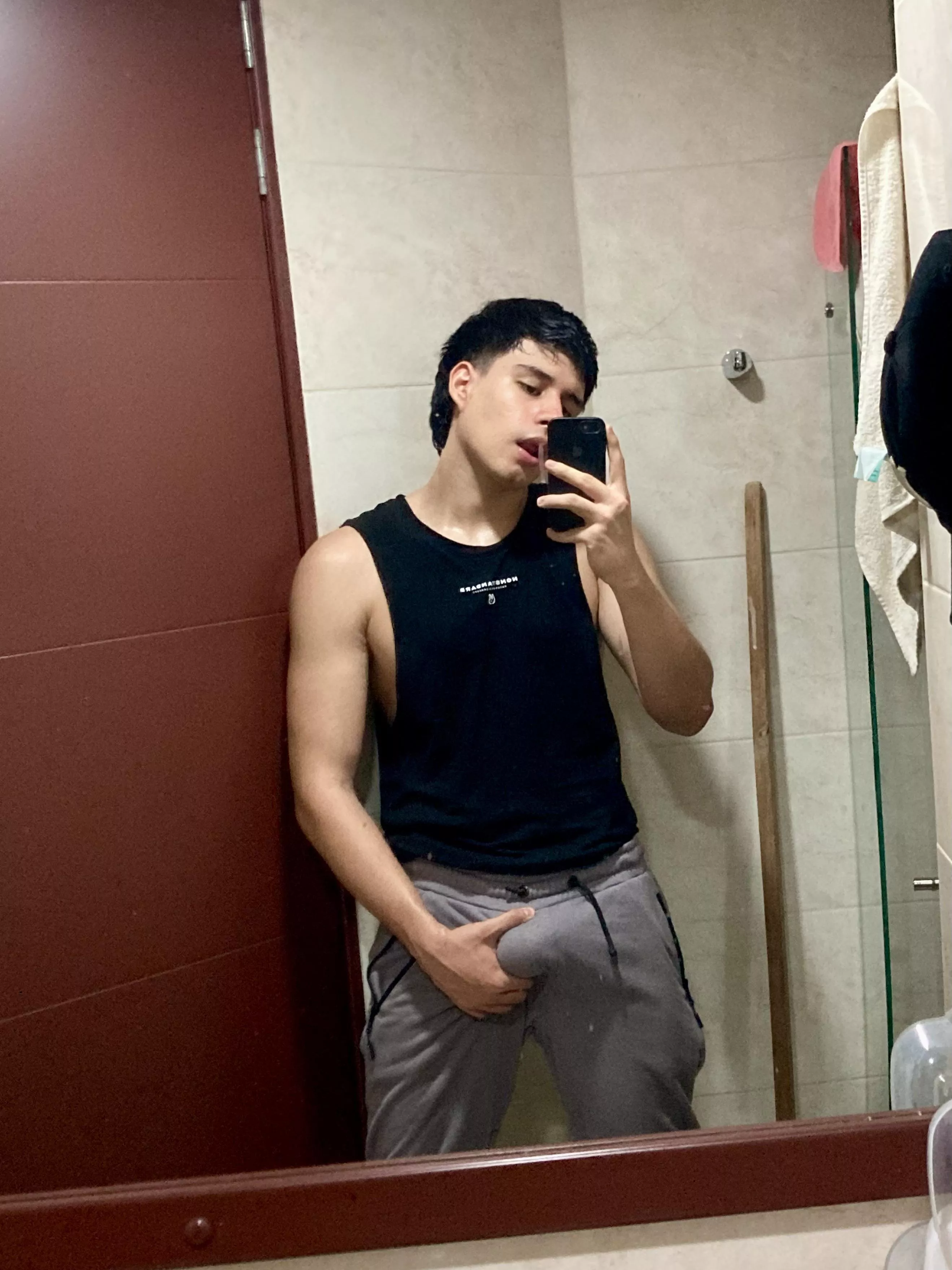 Gray sweat pants >>>