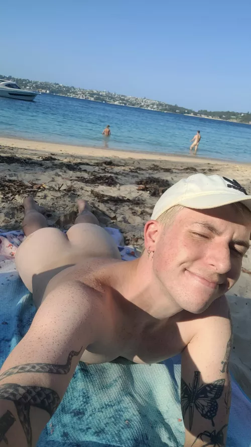 Hi from the nude beach 🍑