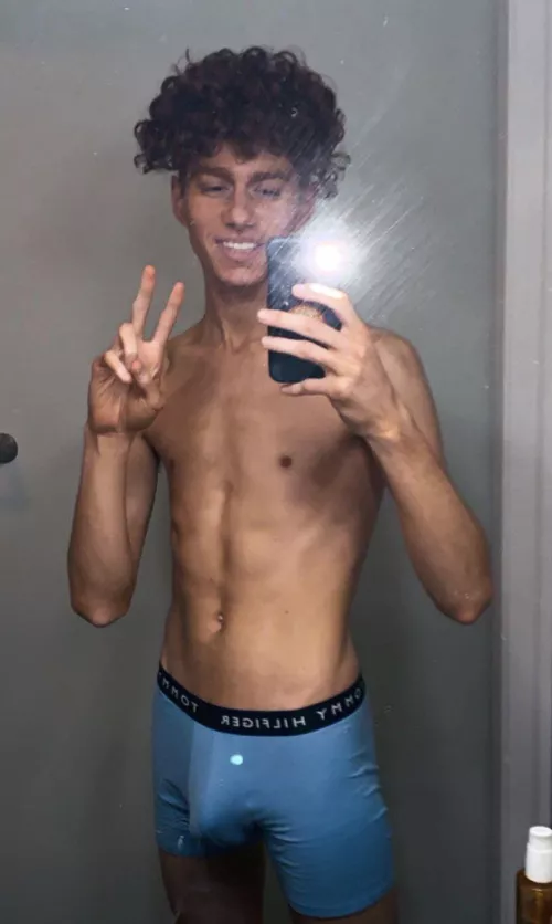Hi just turn 18, it’s my first underwear pic I just wanted to know what do you think of my body ?