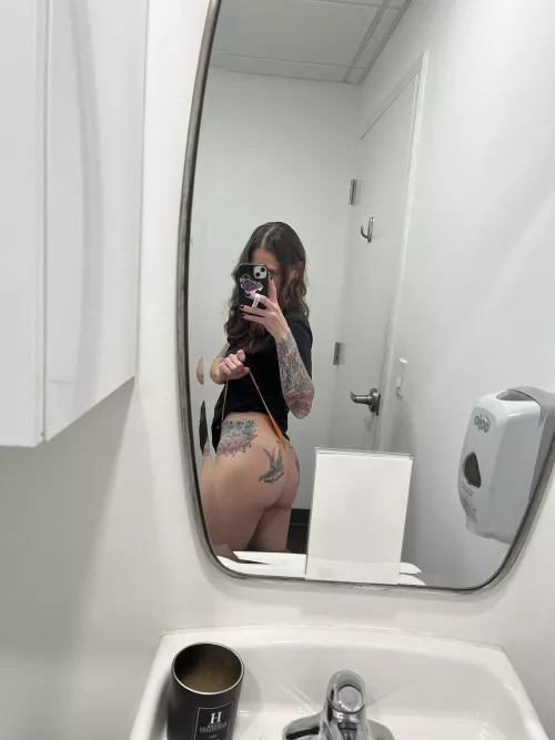 I just got my hair cut, selfie before I go. 