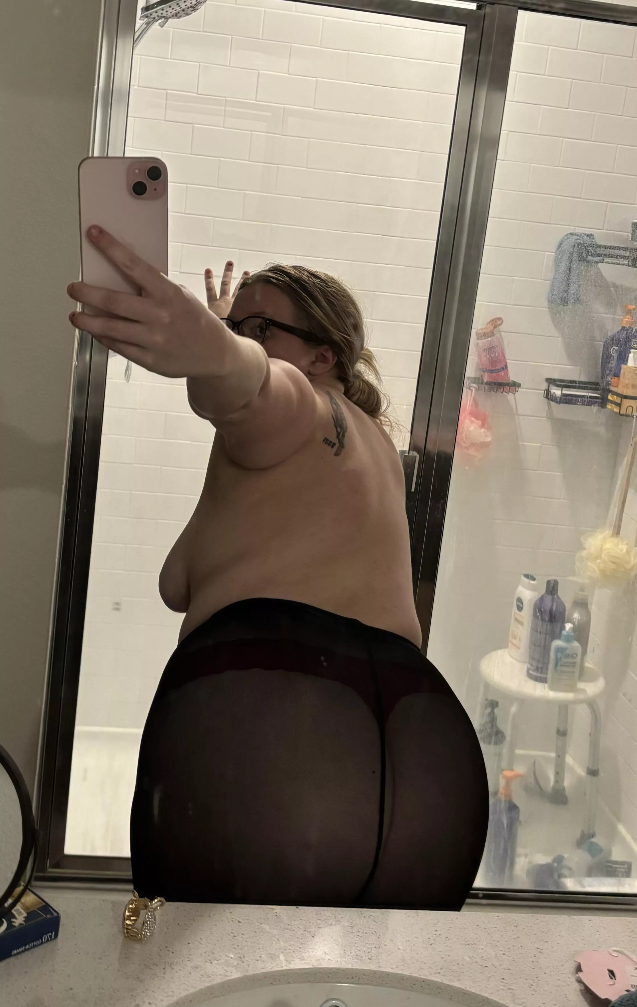 I need someone to rip off my tights 🥵 will you do it? 🤭👅