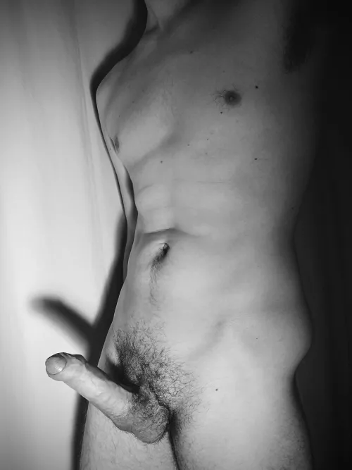 I'm looking for an obedient roommate who'd suck me whenever I want 😏