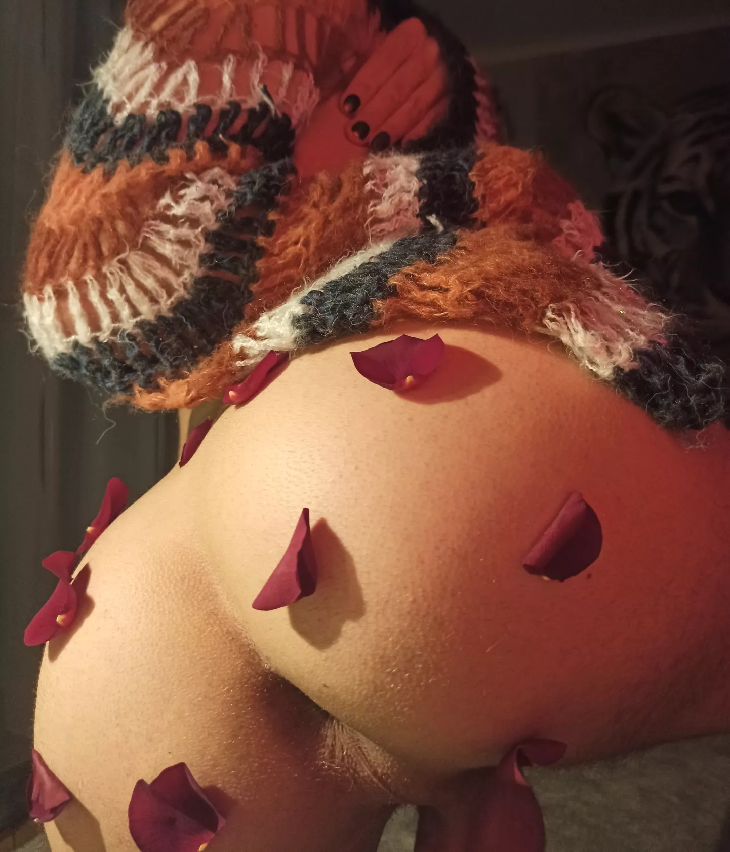 is my rosy scent inviting you to my hole? 🌹