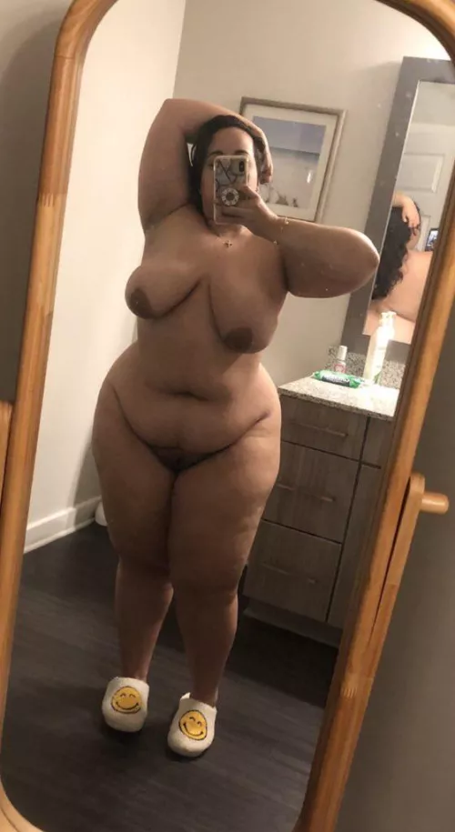 Learning to love my body more and more 💚 Happy Tuesday 