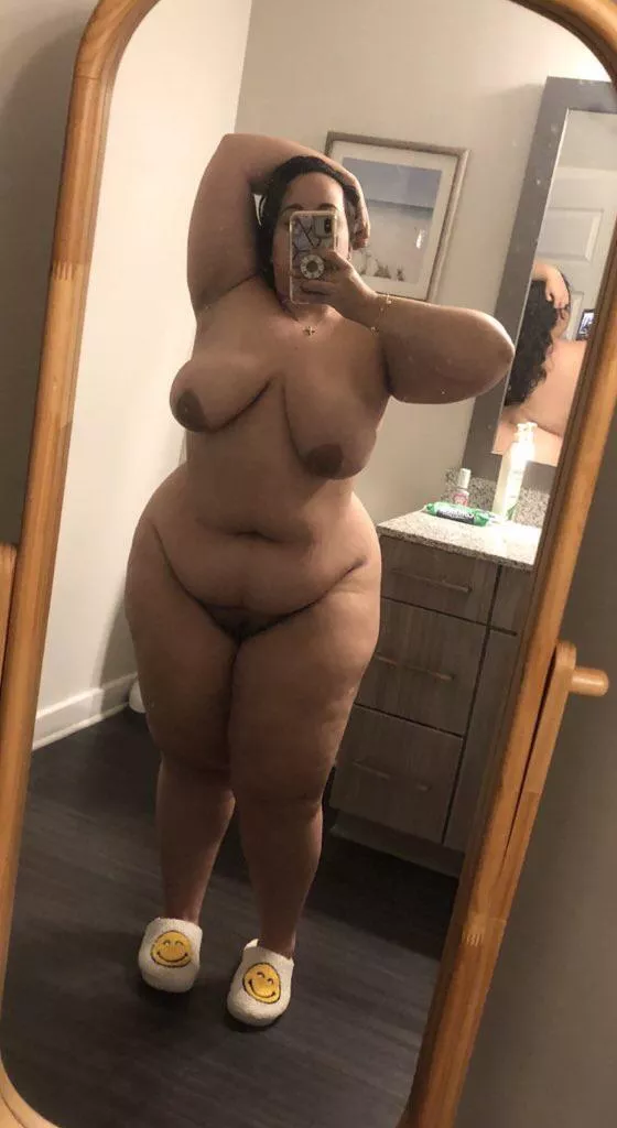 Learning to love my body more and more 💚 Happy Tuesday 