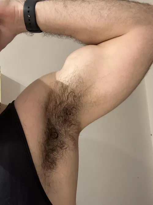 Look at how curly my hair gets when I’m sweaty after the gym. And guess what, forgot the deodorant