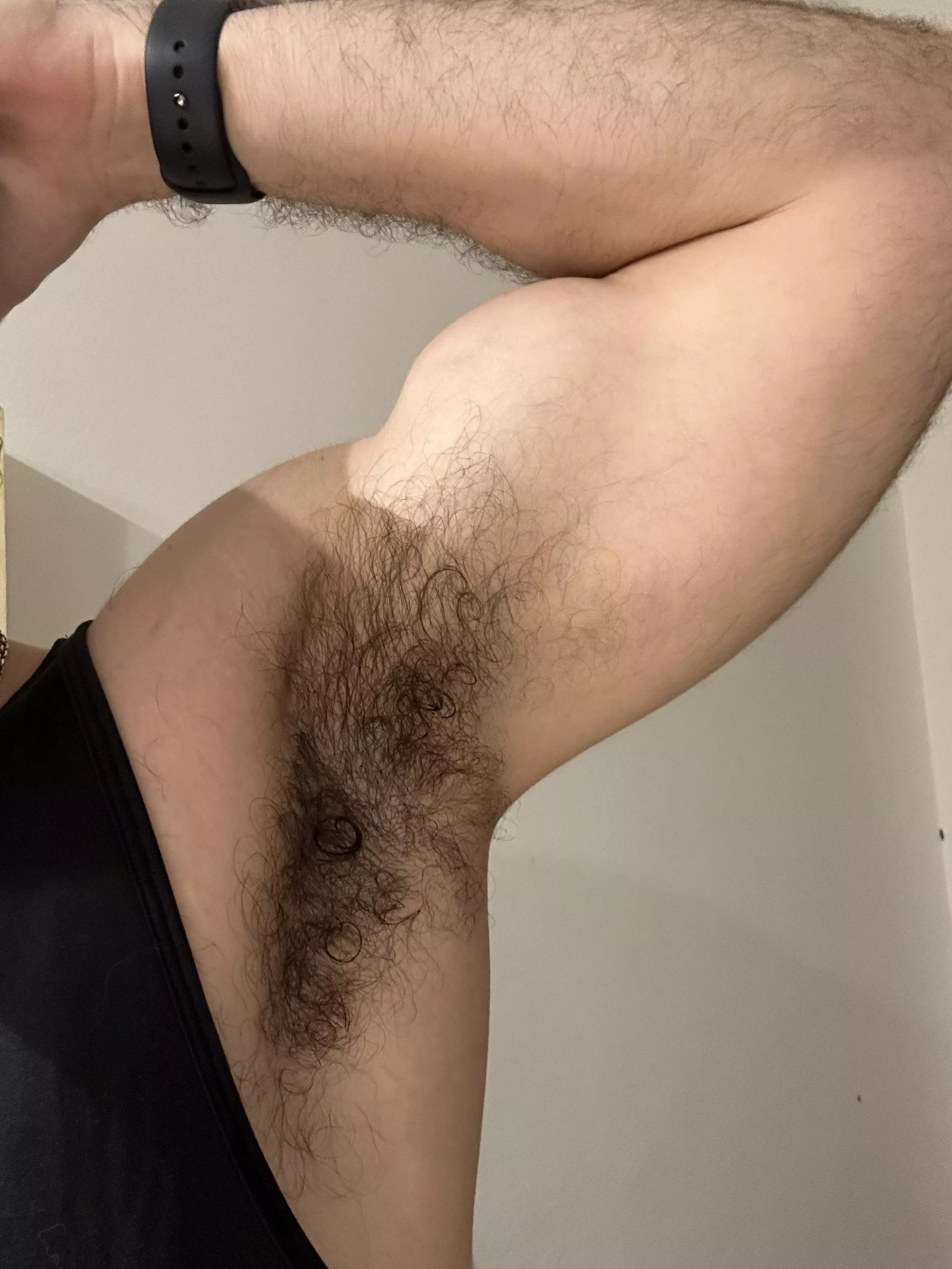 Look at how curly my hair gets when I’m sweaty after the gym. And guess what, forgot the deodorant