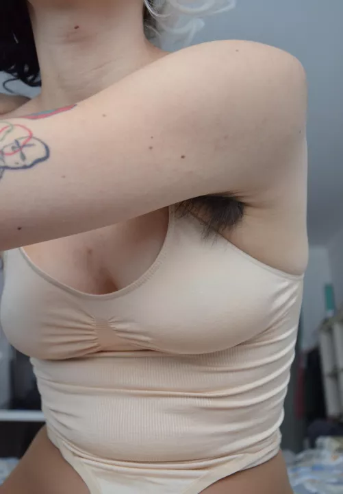 My armpits hair is so damn long now and i love it 