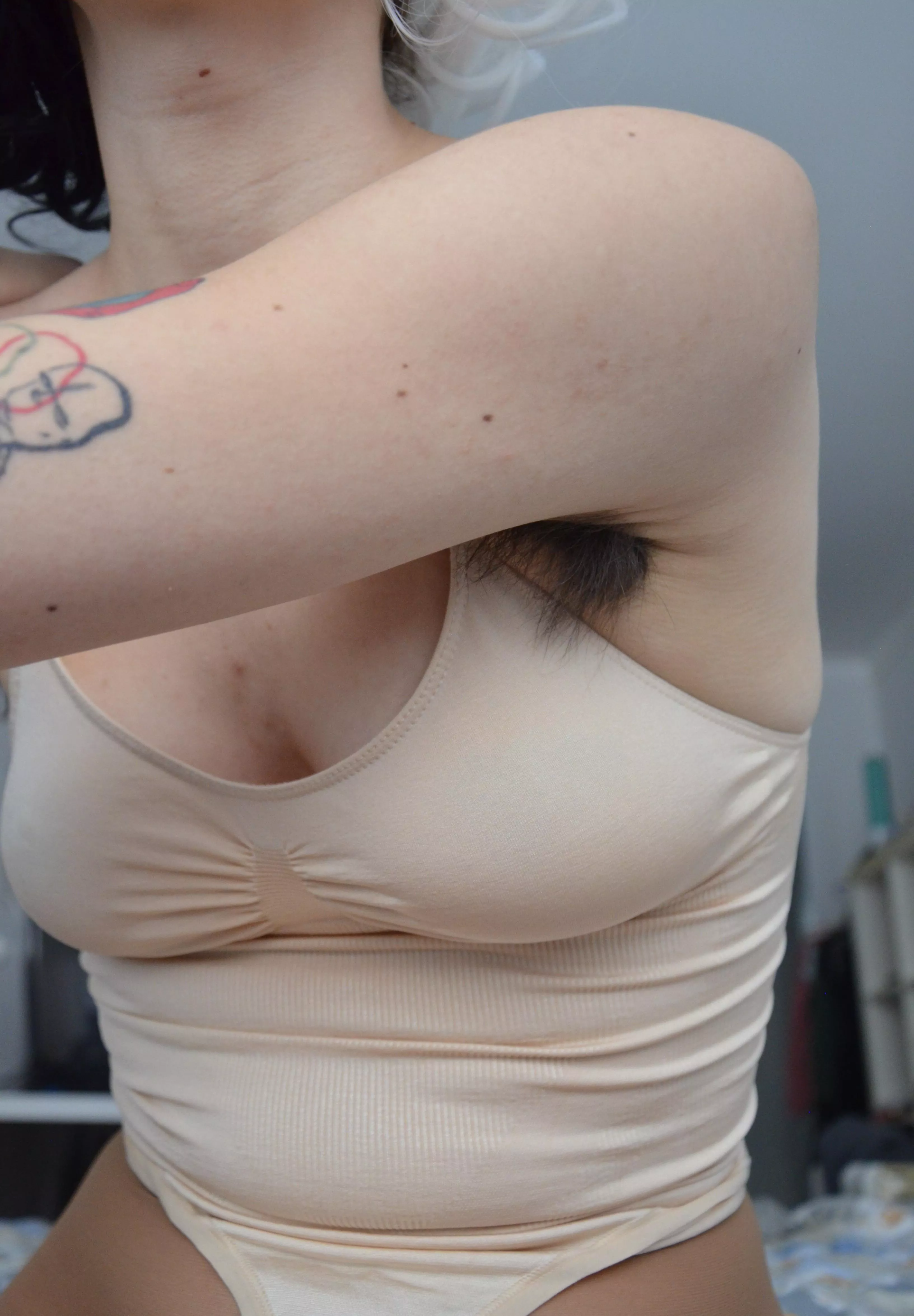 My armpits hair is so damn long now and i love it 