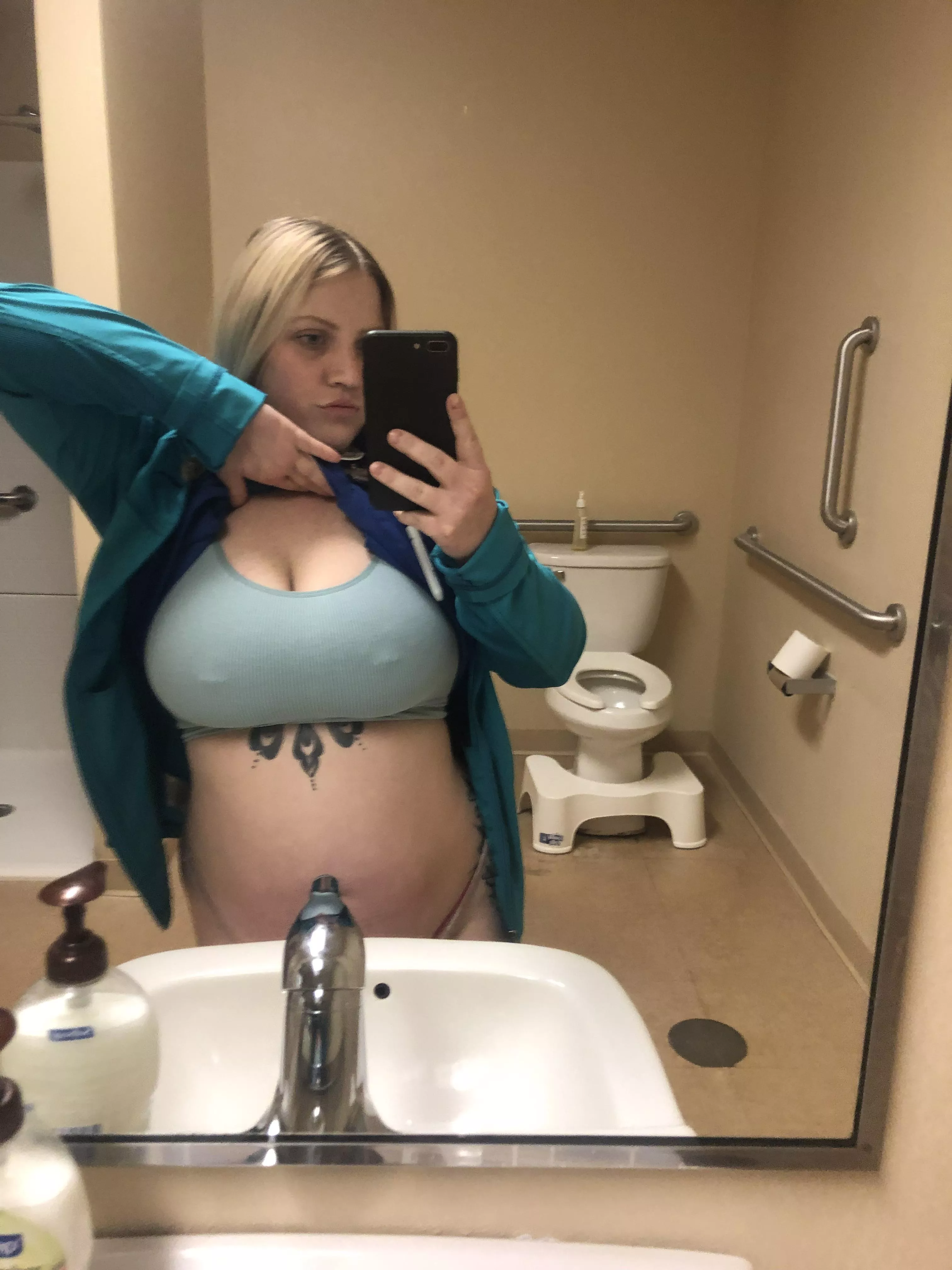 Quick naughty selfie,before clocking out. 💋🖤