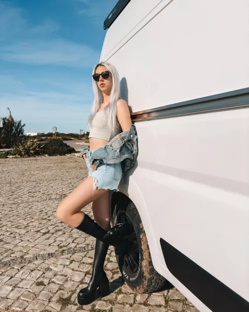 Say hi if you’re into 20yo alt girls 🖤