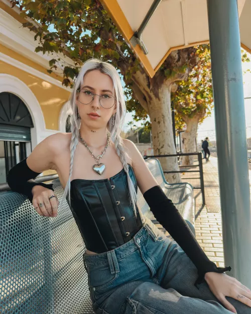 Say hi if you’re into leather 🖤