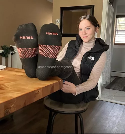 [Selling] Propping my feet up so you can get down to business. Menu & drawer pinned. Free shipping, tracking #, pow photo included