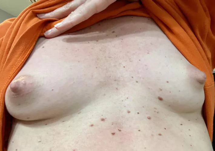 Set free! My nipples love to be sucked hard.