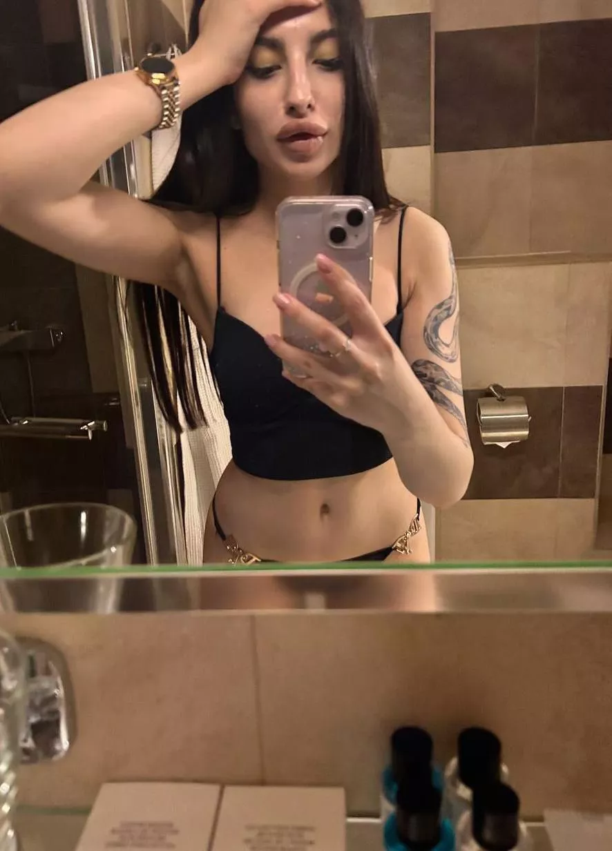 Think you can fit inside my ass? Perfect wife for u daddy