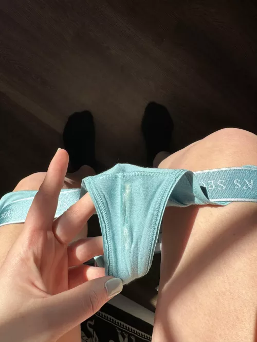 White gold glistening in the sunlight✨