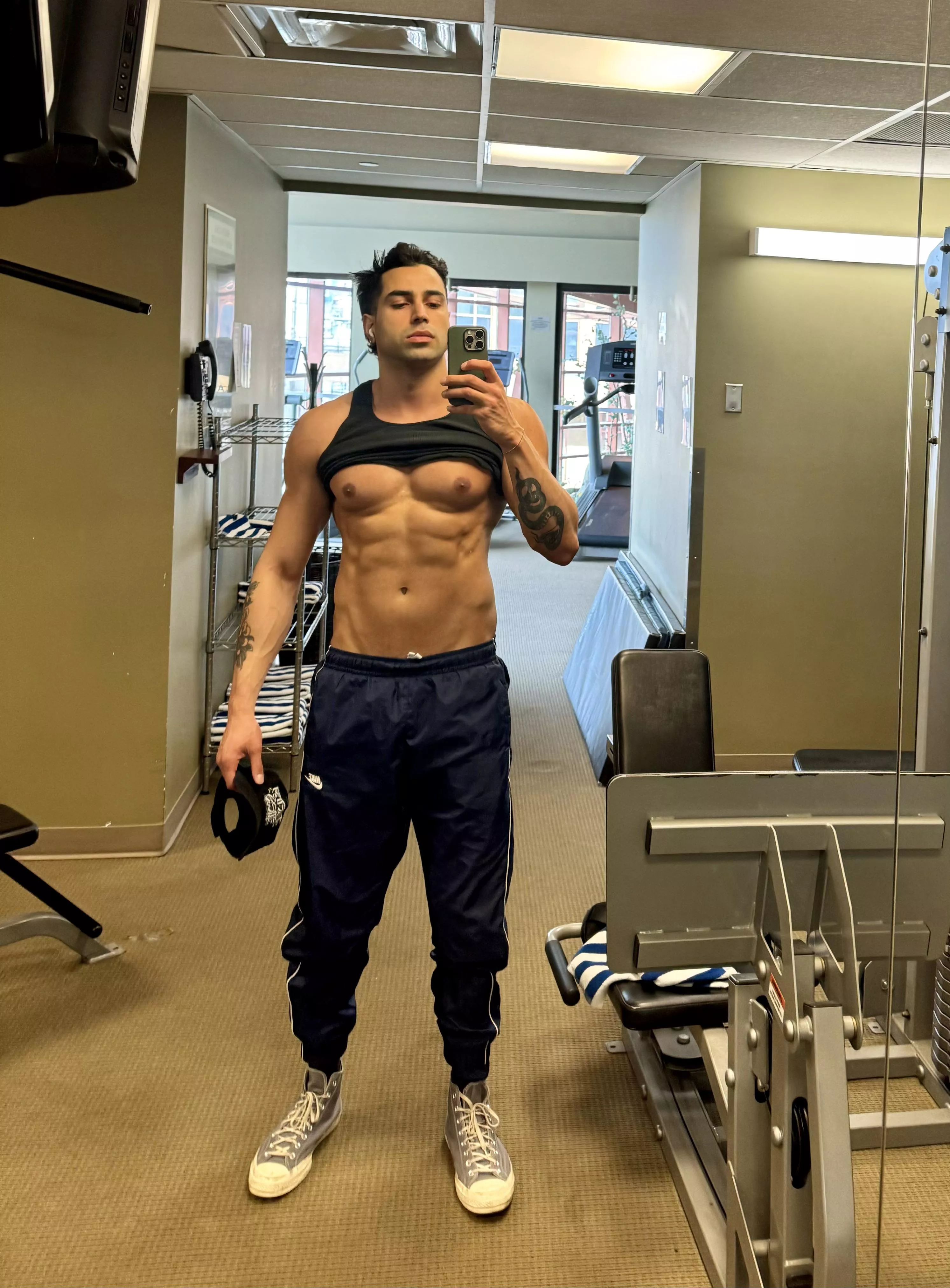 Who wants to train chest w me?