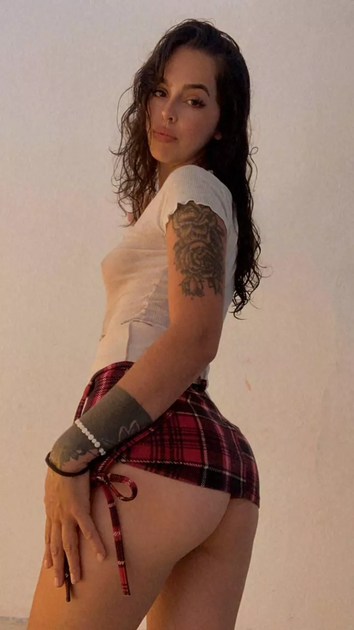 9 Time out of 10 when I have my ass out in my school outfit I want to get dick because school is stressing me out.. Would you come over if I asked nicely daddy?