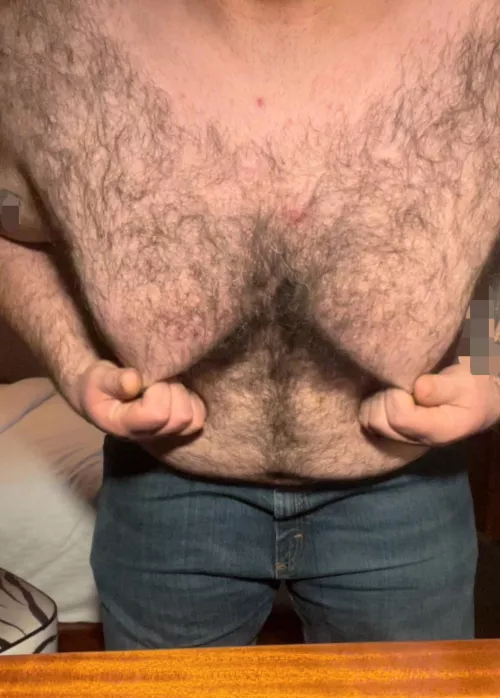 Any volunteers to suck my titty’s?🐻🍼