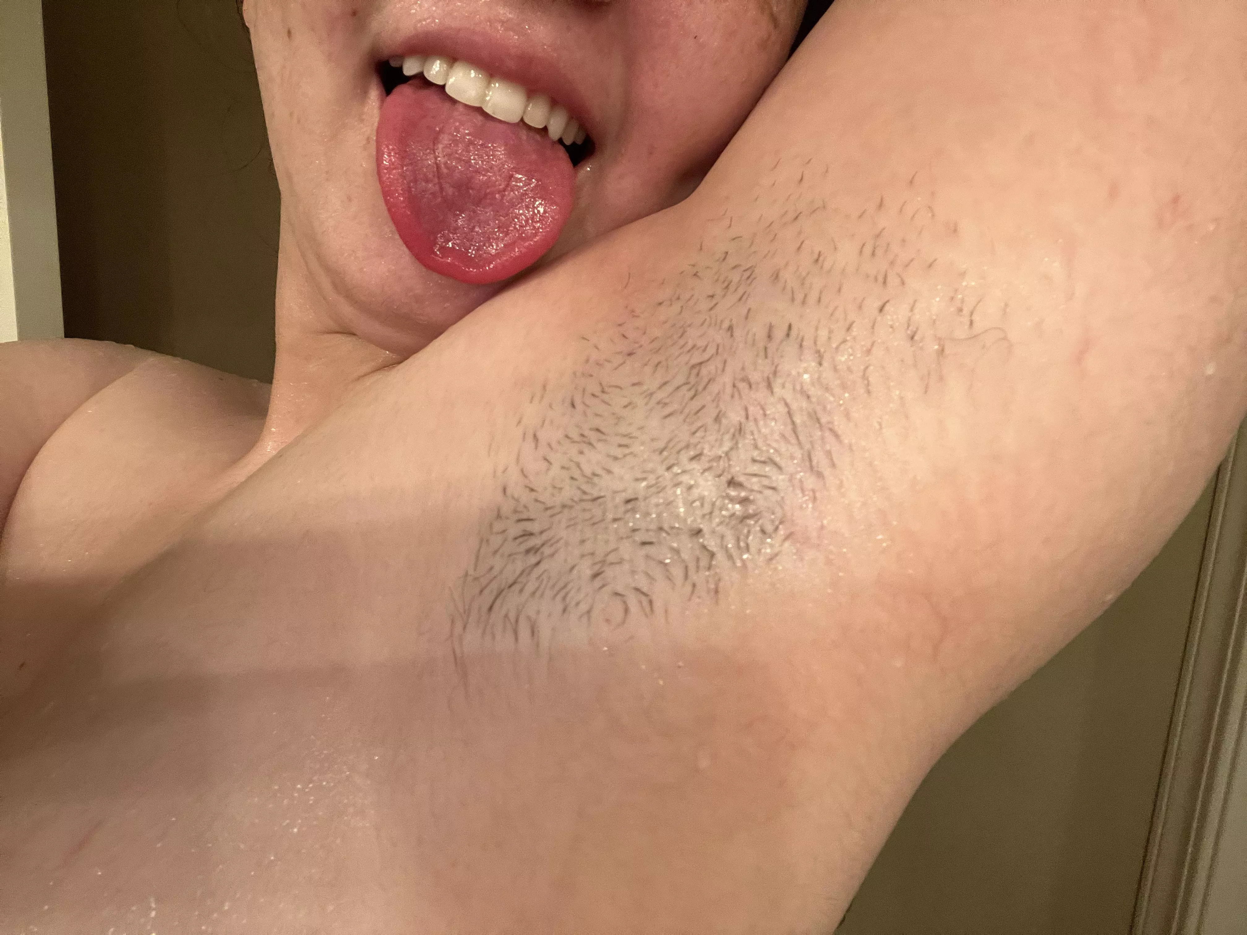 anyone here fancy hairy armpits?🙈