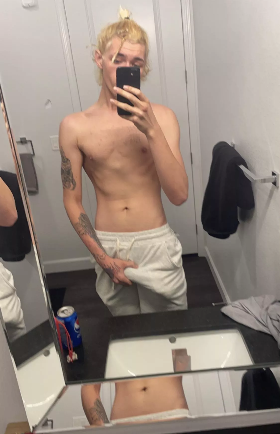 Anyone Want To Suck My 8in Cock?😚