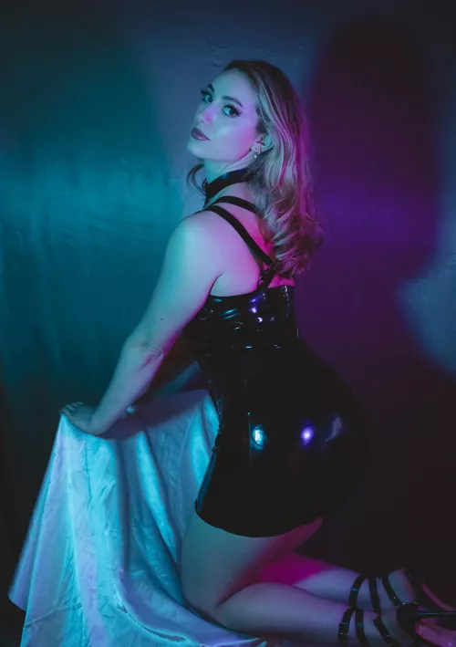 Feeling so sexy in this latex dress 🖤
