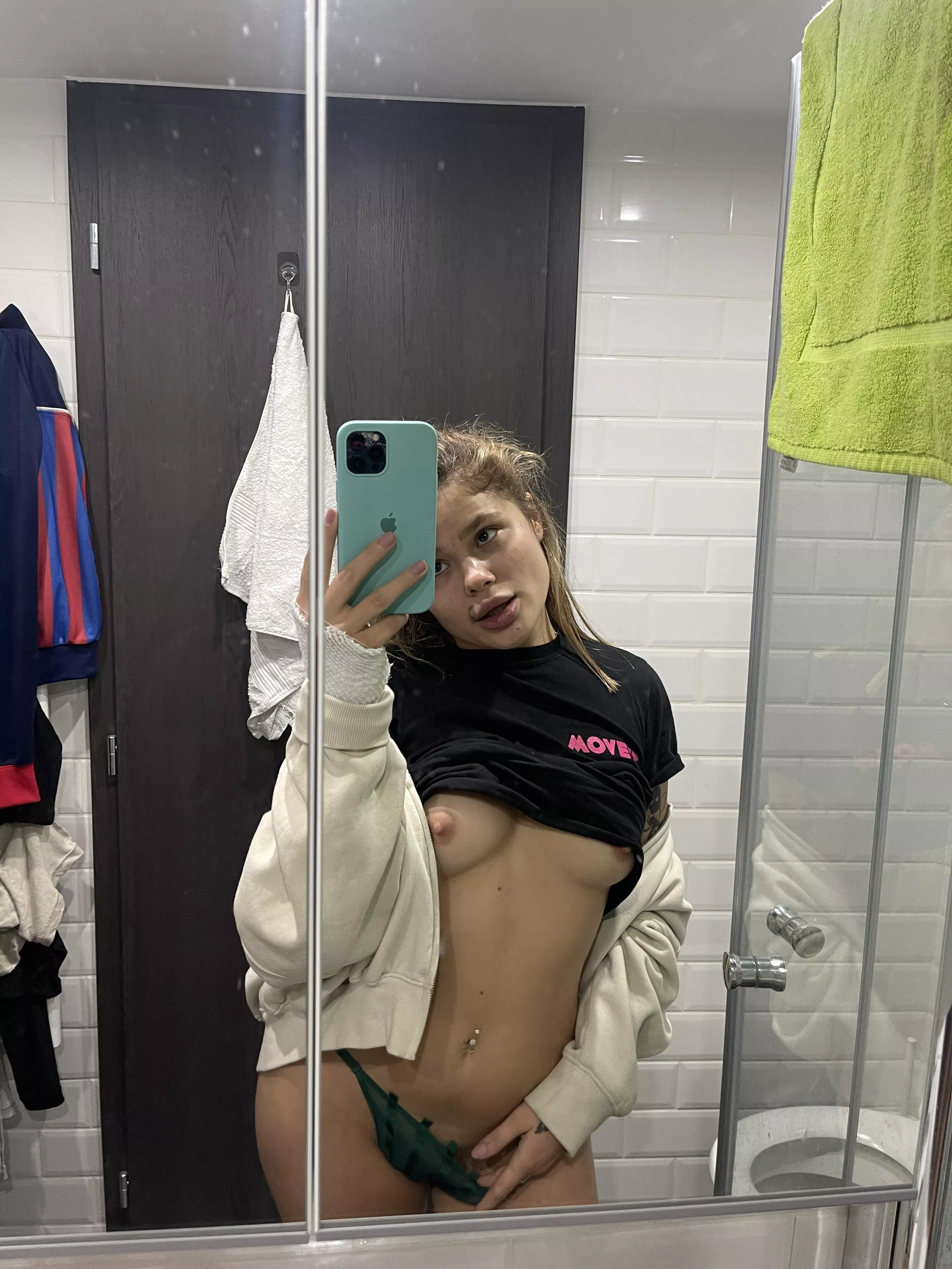 I can't go to the shower without taking a selfie in front of the mirror