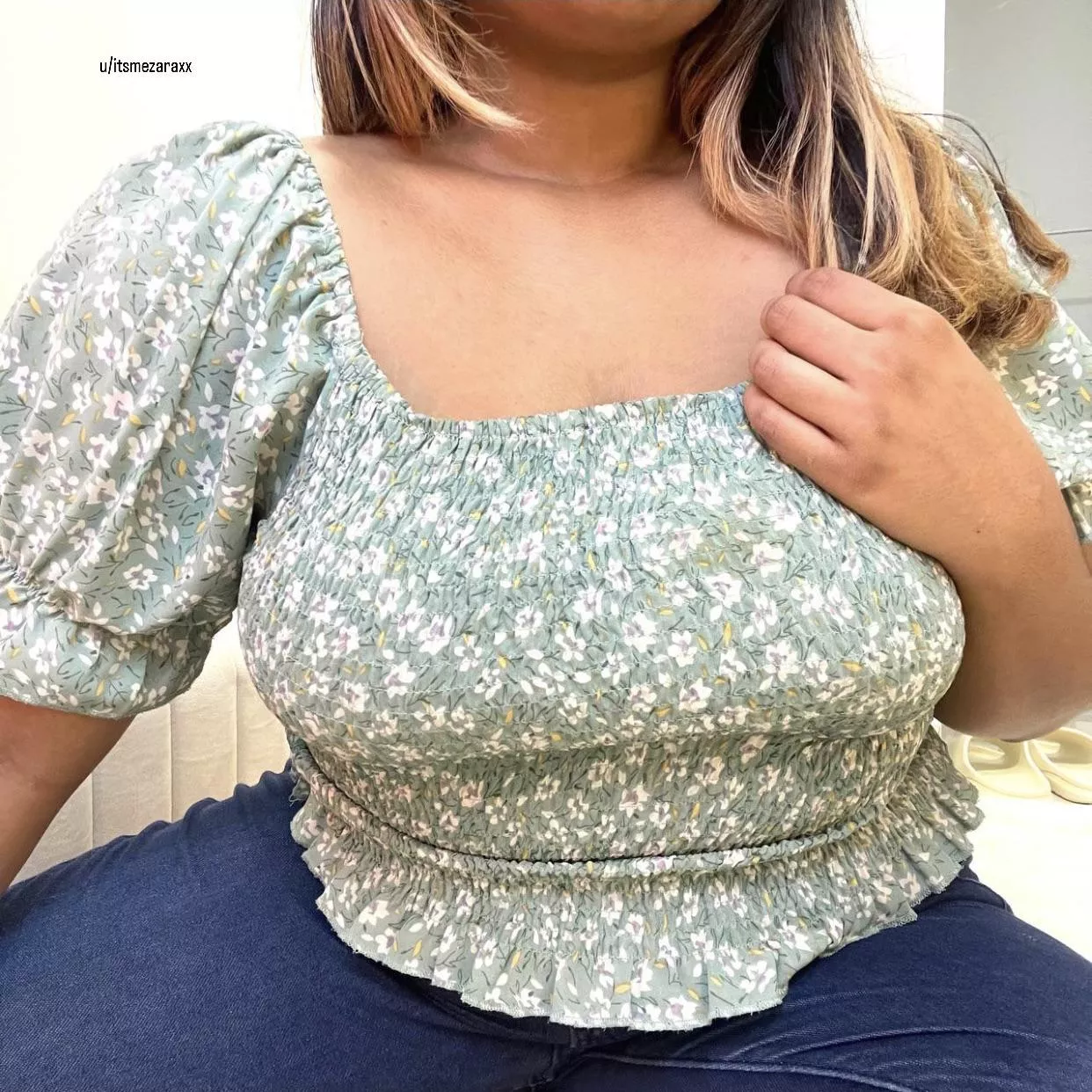 I love the flowery designs on this top :)