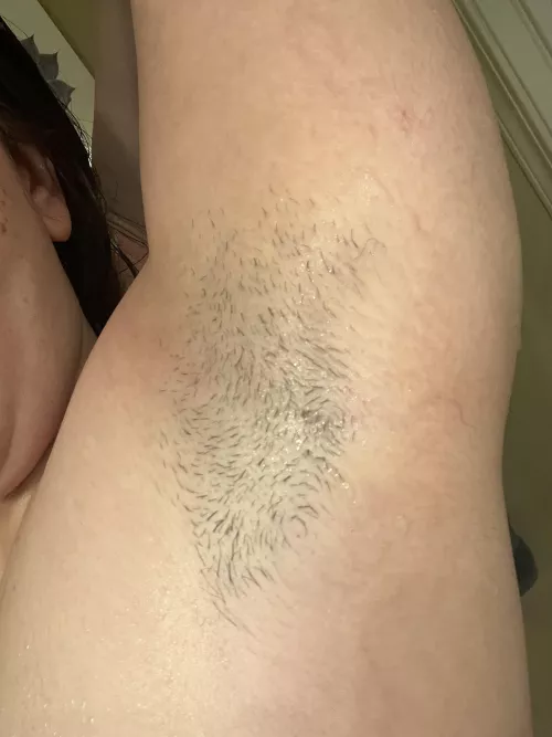 i think armpits look sexier when they're hairy ;)