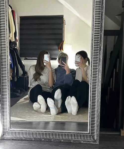 If you want the set of the three of us then follow me on Reddit and write done🥰😋👣💖