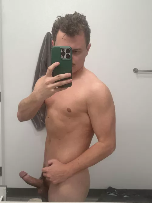 I’m always so horny post workout, night have to start jerking in front of this mirror