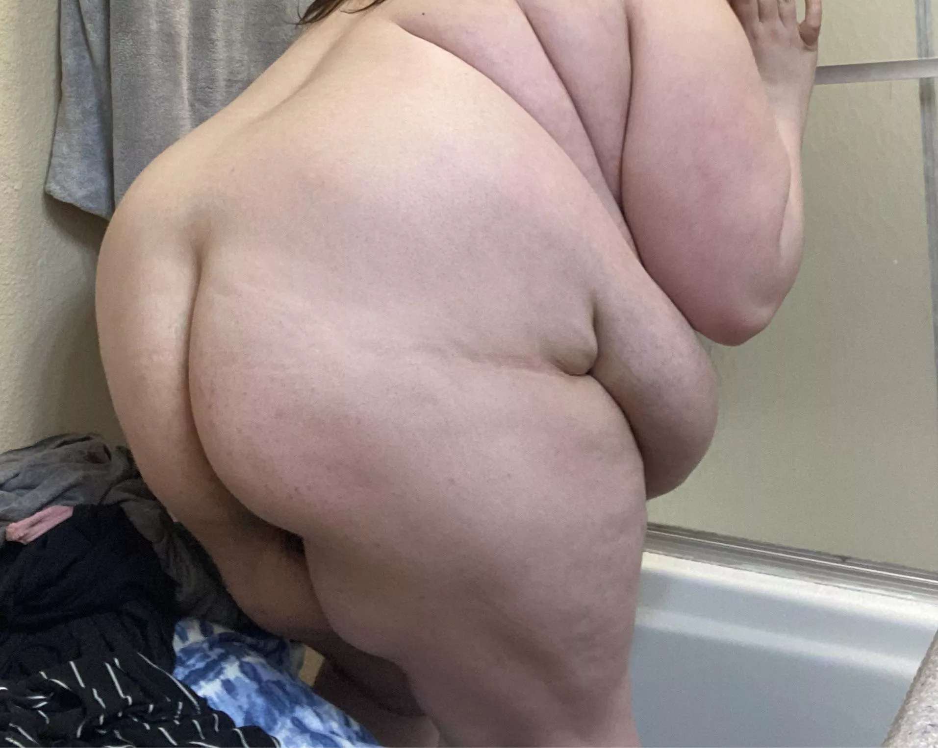 Oops! Don’t look 🫣 What would you do if you saw me before a shower like this? 