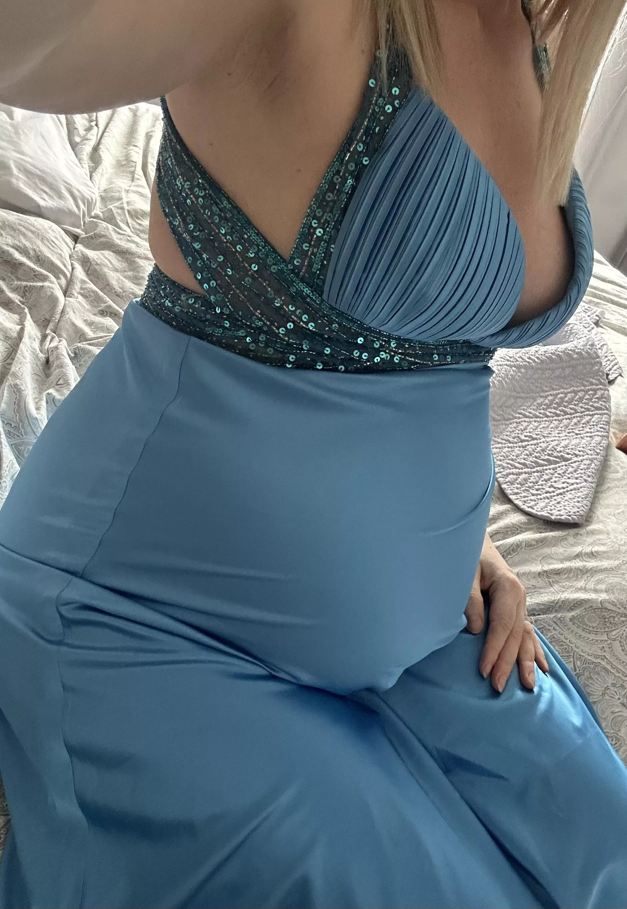 Pregnant mommy needs a good time
