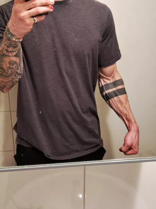 Upsi thick forearm👀🤷🏻‍♀️